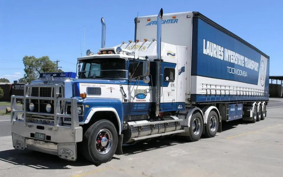 Bakit hindi itinuturo ng mga domestic trucks ang kanilang mga tubo ng tambutso paitaas?